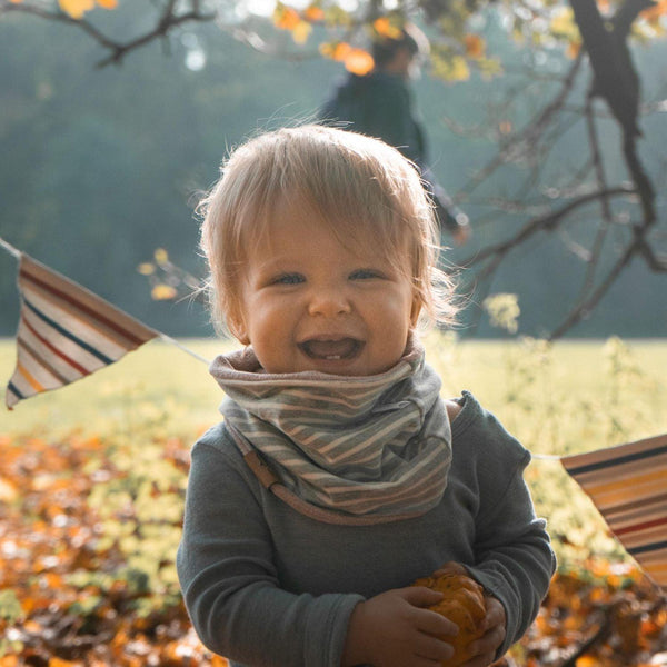 Baby mit Loop in rosa